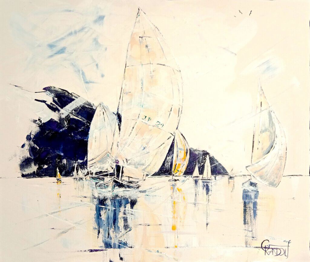 Segelboote gleiten ruhig über eine spiegelglatte Wasserfläche, umgeben von sanften Farben.