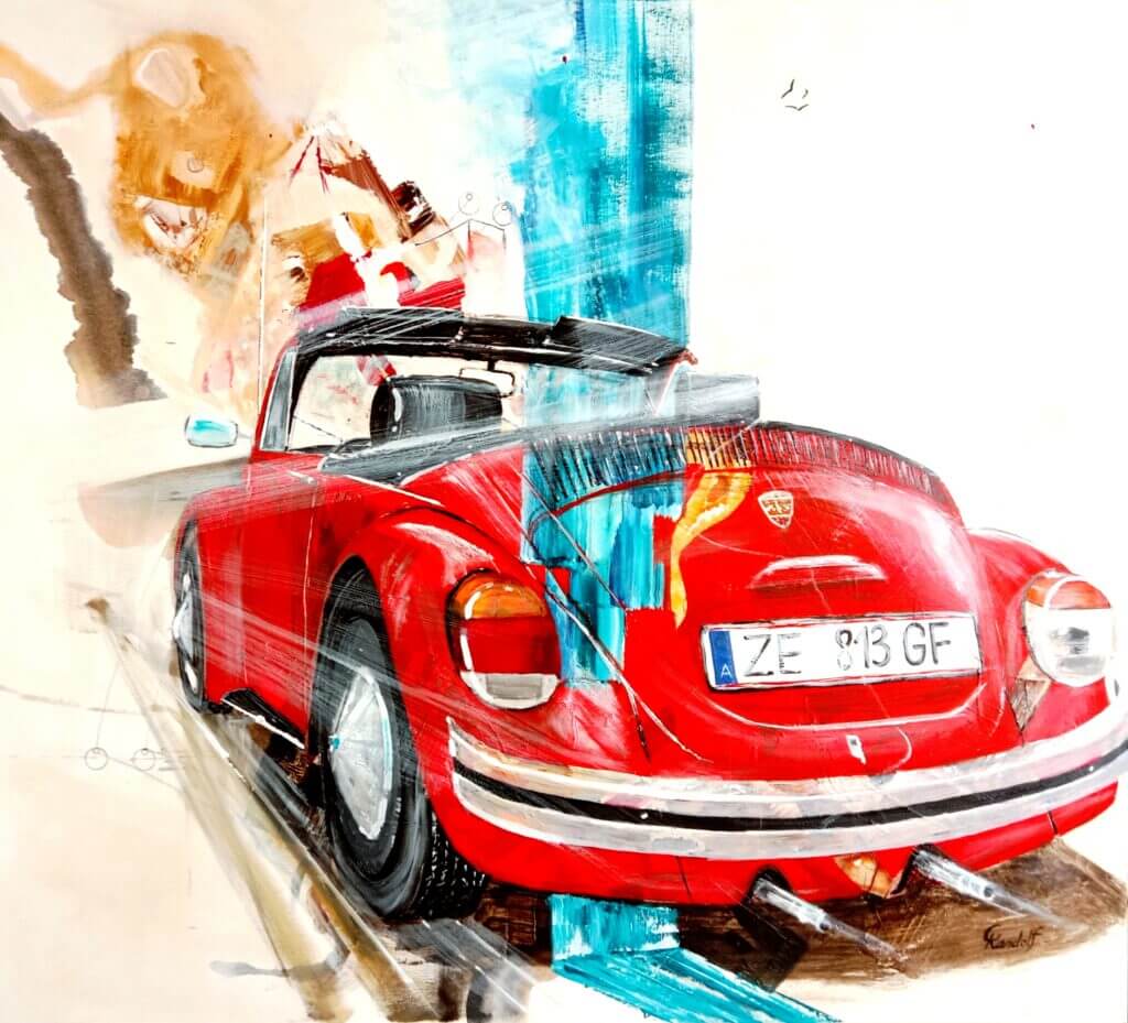 Roter Oldtimer mit offenem Verdeck vor abstrakter Hintergrundgestaltung.