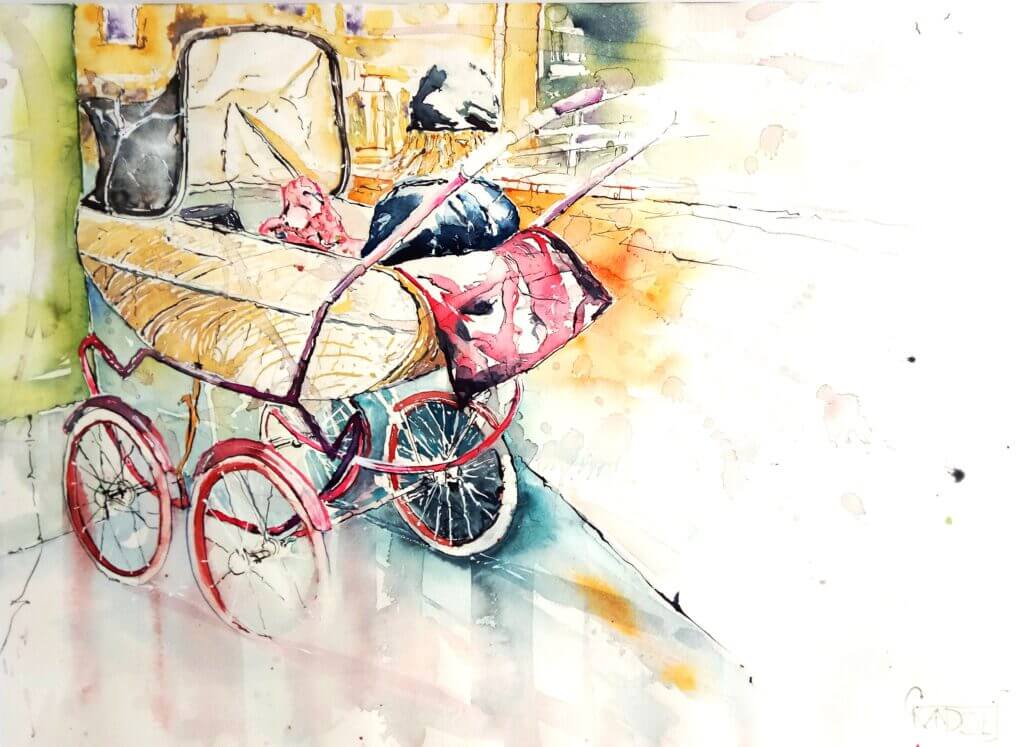 Bunter Kinderwagen auf alten Rädern in einem hellen Raum, umgeben von sanften Farben.