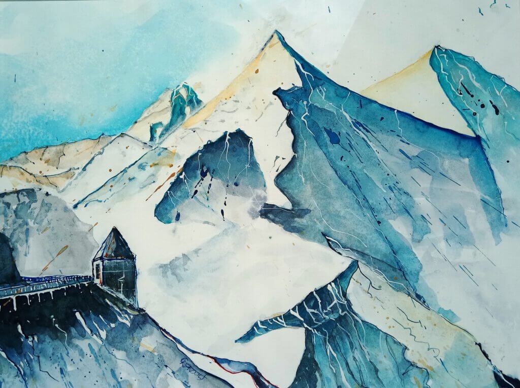 Berglandschaft mit schneebedeckten Gipfeln und einer kleinen Hütte im Vordergrund.