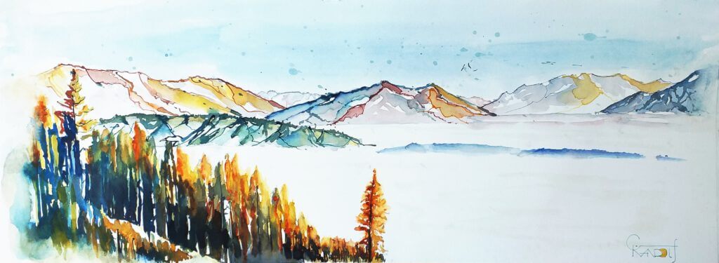 Berglandschaft mit Bäumen, Wasserfarben, sanften Hügeln und schneebedeckten Gipfeln.