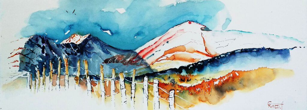 Berglandschaft mit schneebedeckten Gipfeln und ländlicher Zaunlinie im Vordergrund.